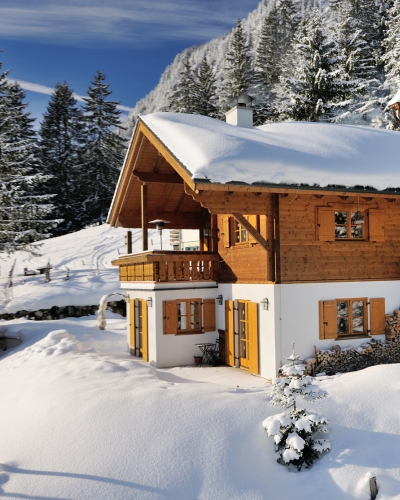 Chalet sous la neige dans le secteur de Bourg-Saint-Maurice